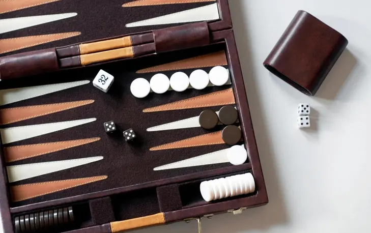 Come giocare a backgammon: padroneggia le basi